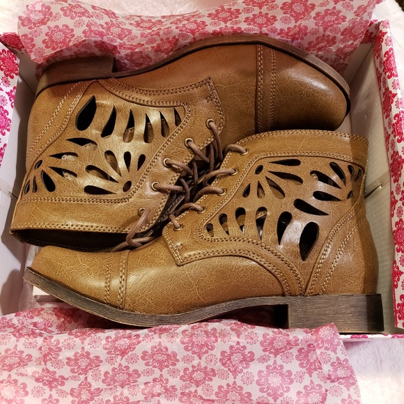 Wanted Taupe Bravado Ankle Boots w/side holes NIB! - Picture 2 of 8